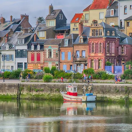 Cozy In Ponchel With Pond *