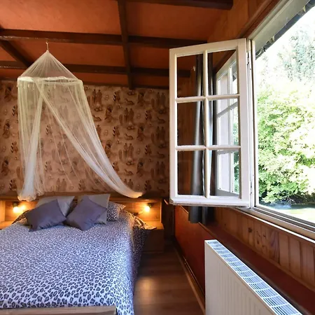 Cozy In Ponchel With Pond *