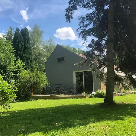 Cozy In Ponchel With Pond *