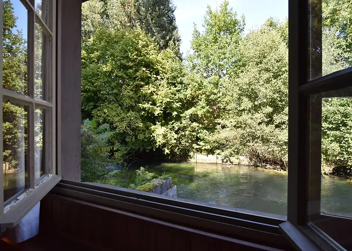 Cozy In Ponchel With Pond *